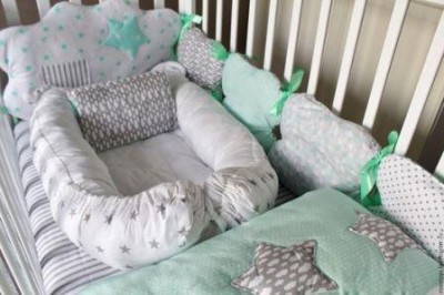  Комплект в кроватку "Звезды в кармашках", (5 предметов): подушка, наволочка, простынь на резинке, одеяло , бортики.