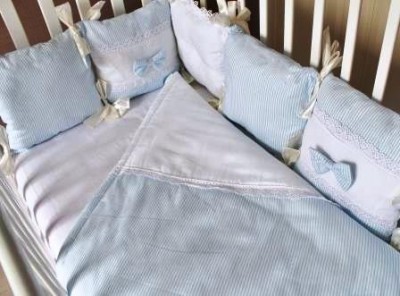 Комплект в кроватку "ПРОВАНС " голубой, 5 предметов: подушка, наволочка, простынь на резинке, одеяло простеганное, бортики-подушки.