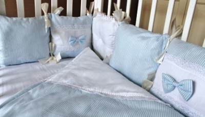 Комплект в кроватку "ПРОВАНС " голубой, 5 предметов: подушка, наволочка, простынь на резинке, одеяло простеганное, бортики-подушки.