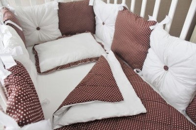 Комплект в кроватку "Горошинка", 4 предмета: Подушка, простынь на резинке, одеяло простеганное, бортики-подушки.